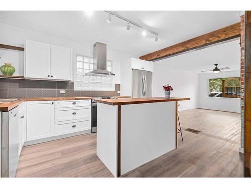 260 2 Avenue, Drumheller, AB - Indoor Photo Showing Kitchen