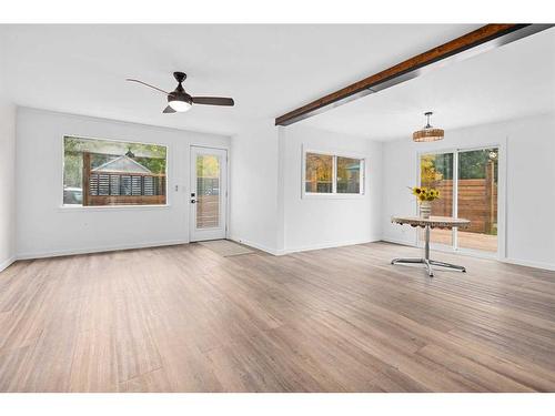 260 2 Avenue, Drumheller, AB - Indoor Photo Showing Living Room