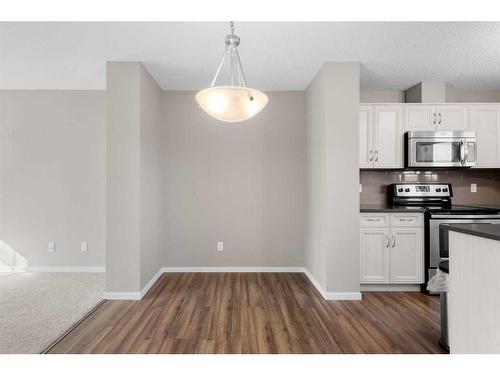 22 Mahogany Drive Se, Calgary, AB - Indoor Photo Showing Kitchen