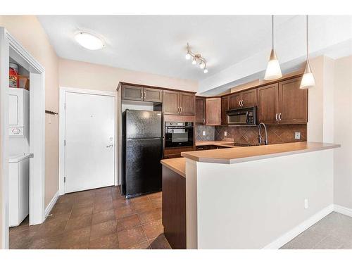 106-60 Royal Oak Plaza Nw, Calgary, AB - Indoor Photo Showing Kitchen