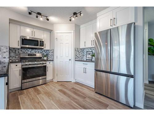 2046 Bridlemeadows Manor Sw, Calgary, AB - Indoor Photo Showing Kitchen