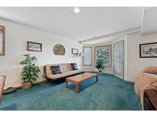 181 Hamptons Green Nw, Calgary, AB - Indoor Photo Showing Living Room