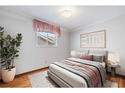 11 Sandringham Close Nw, Calgary, AB - Indoor Photo Showing Bedroom