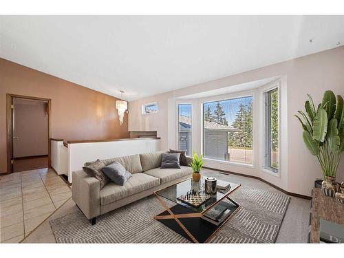 11 Sandringham Close Nw, Calgary, AB - Indoor Photo Showing Living Room