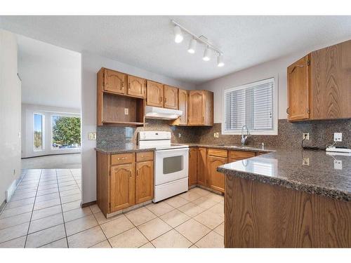 11 Sandringham Close Nw, Calgary, AB - Indoor Photo Showing Kitchen