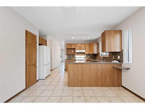 11 Sandringham Close Nw, Calgary, AB - Indoor Photo Showing Kitchen