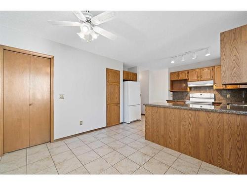 11 Sandringham Close Nw, Calgary, AB - Indoor Photo Showing Kitchen