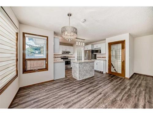 105 Coral Sands Terrace Ne, Calgary, AB - Indoor Photo Showing Kitchen