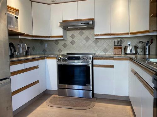 65 Shawnee Crescent Sw, Calgary, AB - Indoor Photo Showing Kitchen