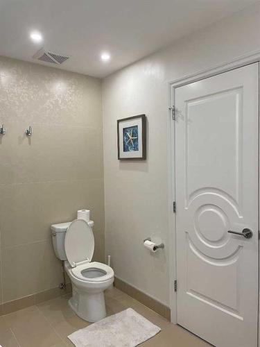 65 Shawnee Crescent Sw, Calgary, AB - Indoor Photo Showing Bathroom