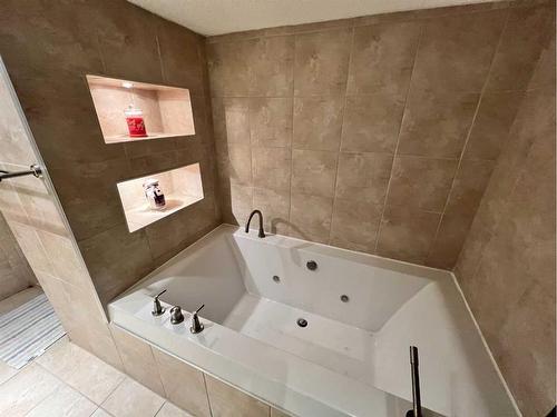 65 Shawnee Crescent Sw, Calgary, AB - Indoor Photo Showing Bathroom