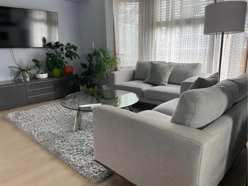 65 Shawnee Crescent Sw, Calgary, AB - Indoor Photo Showing Living Room