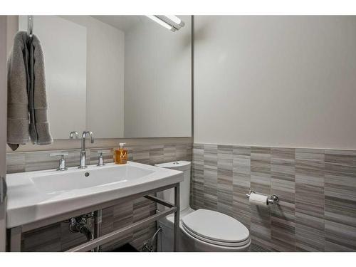 2136 28 Avenue Sw, Calgary, AB - Indoor Photo Showing Bathroom