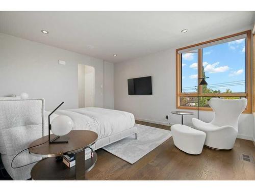 2136 28 Avenue Sw, Calgary, AB - Indoor Photo Showing Bedroom