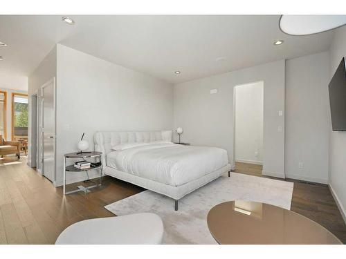 2136 28 Avenue Sw, Calgary, AB - Indoor Photo Showing Bedroom