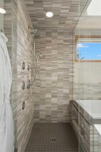 2136 28 Avenue Sw, Calgary, AB - Indoor Photo Showing Bathroom