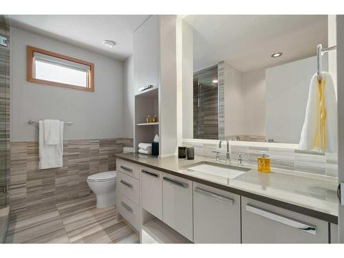 2136 28 Avenue Sw, Calgary, AB - Indoor Photo Showing Bathroom