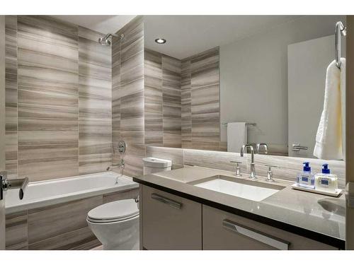 2136 28 Avenue Sw, Calgary, AB - Indoor Photo Showing Bathroom