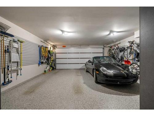 2136 28 Avenue Sw, Calgary, AB - Indoor Photo Showing Garage