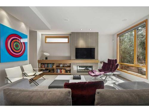 2136 28 Avenue Sw, Calgary, AB - Indoor Photo Showing Living Room With Fireplace