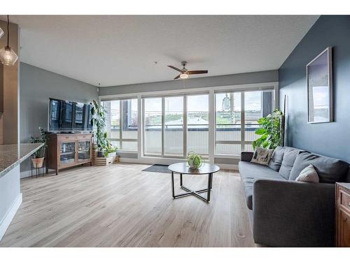 213-1899 45 Street Nw, Calgary, AB - Indoor Photo Showing Living Room