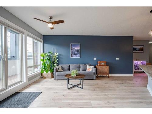 213-1899 45 Street Nw, Calgary, AB - Indoor Photo Showing Living Room