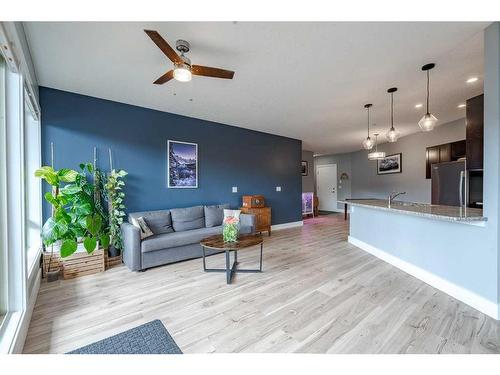 213-1899 45 Street Nw, Calgary, AB - Indoor Photo Showing Living Room