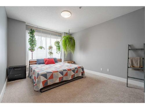 213-1899 45 Street Nw, Calgary, AB - Indoor Photo Showing Bedroom