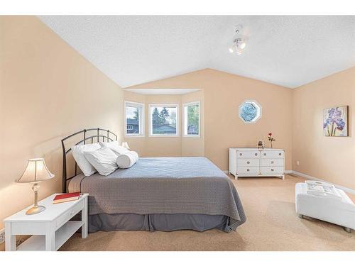 2110 1 Avenue Nw, Calgary, AB - Indoor Photo Showing Bedroom