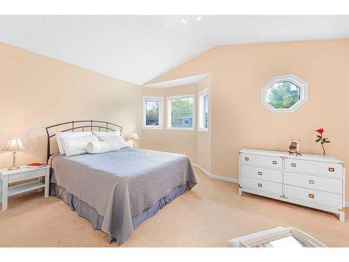 2110 1 Avenue Nw, Calgary, AB - Indoor Photo Showing Bedroom