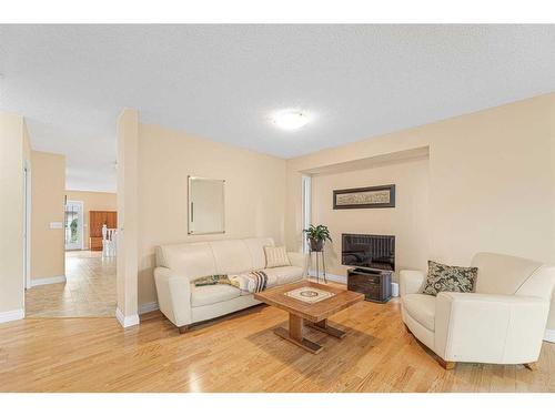 2110 1 Avenue Nw, Calgary, AB - Indoor Photo Showing Living Room