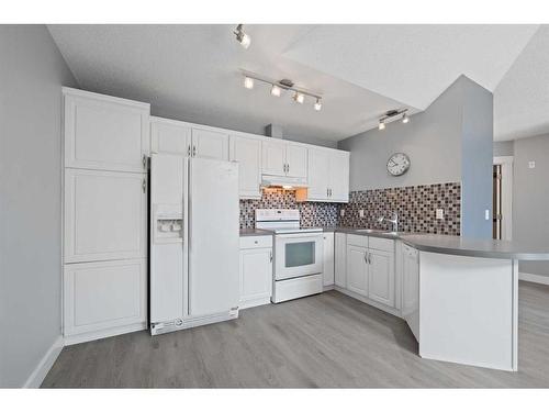 401-10 Sierra Morena Mews Sw, Calgary, AB - Indoor Photo Showing Kitchen