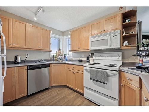 #-3318 Tuscarora Manor Nw, Calgary, AB - Indoor Photo Showing Kitchen