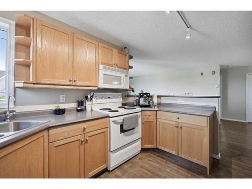 #-3318 Tuscarora Manor Nw, Calgary, AB - Indoor Photo Showing Kitchen