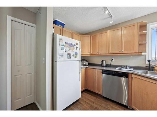 #-3318 Tuscarora Manor Nw, Calgary, AB - Indoor Photo Showing Kitchen