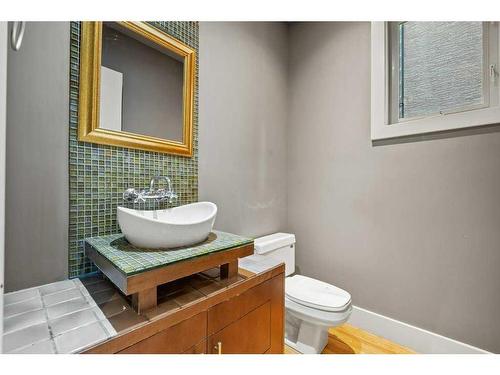 524 30 Street Nw, Calgary, AB - Indoor Photo Showing Bathroom