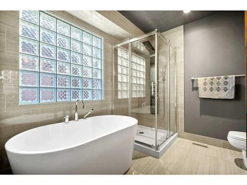 524 30 Street Nw, Calgary, AB - Indoor Photo Showing Bathroom