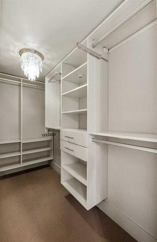 524 30 Street Nw, Calgary, AB - Indoor With Storage