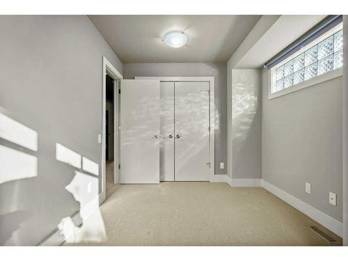 524 30 Street Nw, Calgary, AB - Indoor Photo Showing Other Room