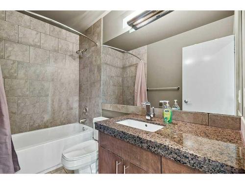 524 30 Street Nw, Calgary, AB - Indoor Photo Showing Bathroom