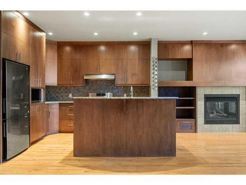 524 30 Street Nw, Calgary, AB - Indoor Photo Showing Kitchen