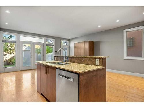 524 30 Street Nw, Calgary, AB - Indoor Photo Showing Kitchen With Double Sink