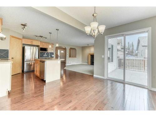 322 Cranfield Gardens Se, Calgary, AB - Indoor Photo Showing Kitchen