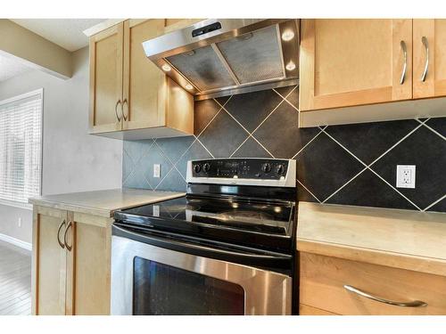 322 Cranfield Gardens Se, Calgary, AB - Indoor Photo Showing Kitchen