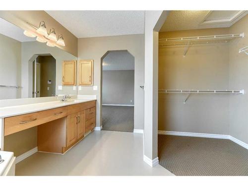 322 Cranfield Gardens Se, Calgary, AB - Indoor Photo Showing Bathroom