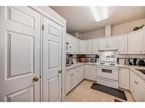 304-2134 Kensington Road Nw, Calgary, AB - Indoor Photo Showing Kitchen