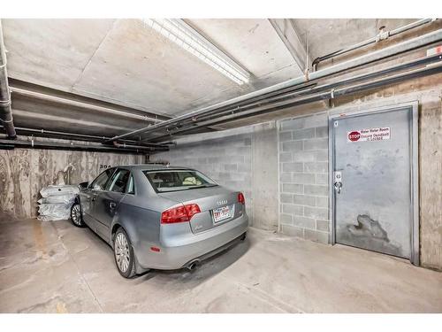 304-2134 Kensington Road Nw, Calgary, AB - Indoor Photo Showing Garage