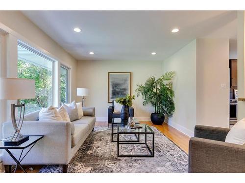 307 Simons Road Nw, Calgary, AB - Indoor Photo Showing Living Room