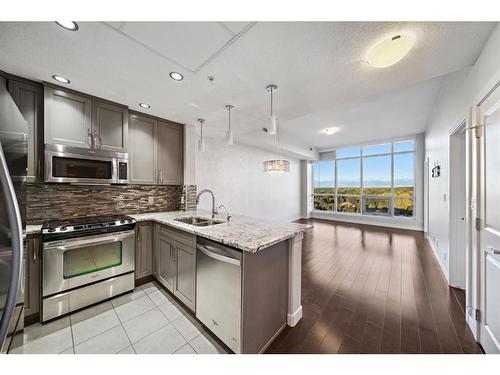 1206-16 Varsity Estates Circle Nw, Calgary, AB - Indoor Photo Showing Kitchen With Double Sink With Upgraded Kitchen