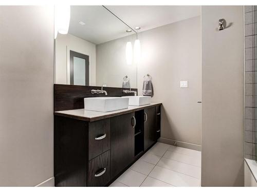 901-530 12 Avenue Sw, Calgary, AB - Indoor Photo Showing Bathroom